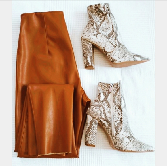 🆕️The New York//grey snake print boot - Picture 5 of 8